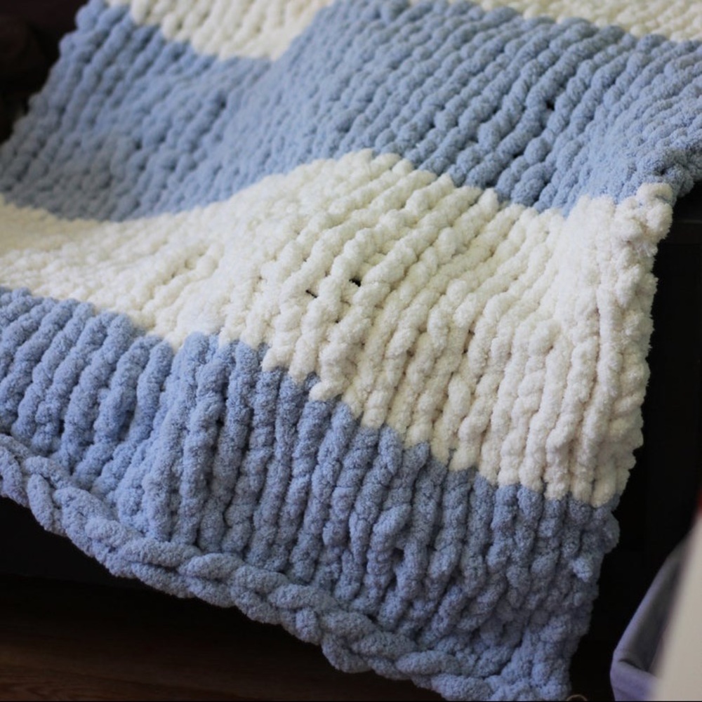 🤍💙Handmade Blue/White Chunky Knit Blanket ✨New✨